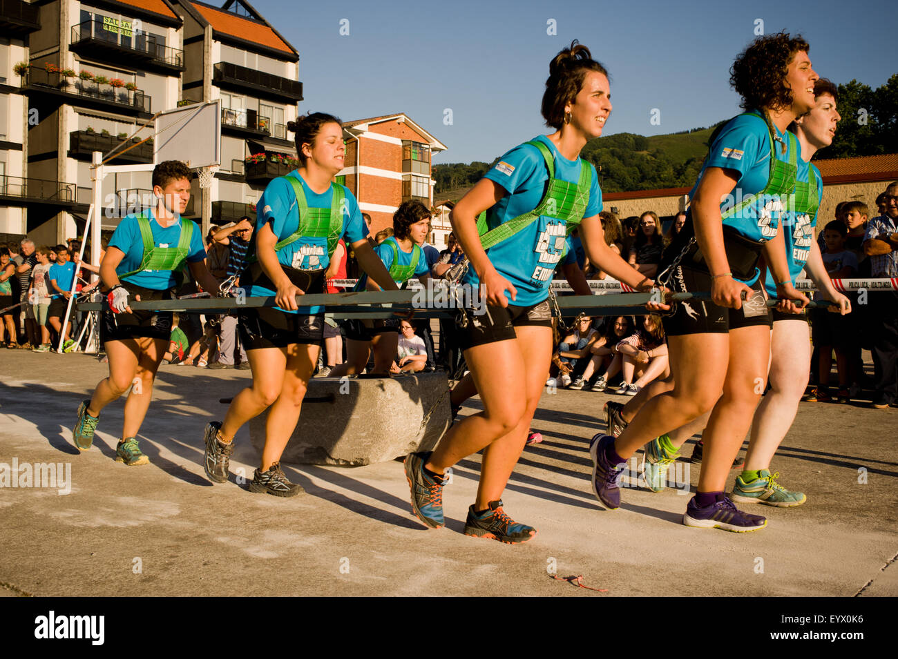 Un groupe de femmes faisant glisser une pierre dans le village de Bera de Bidasoa, dans le nord de la Navarre, Espagne. Banque D'Images