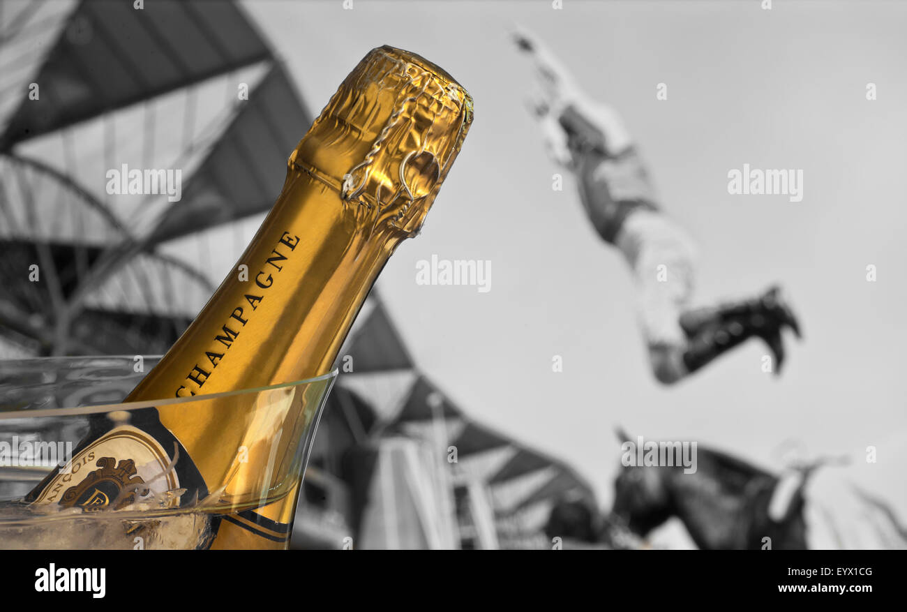Fermer retro vue sur la bouteille de champagne à l'Royal Ascot vainqueur Frankie Dettori sautant dans la célébration derrière Ascot UK Banque D'Images