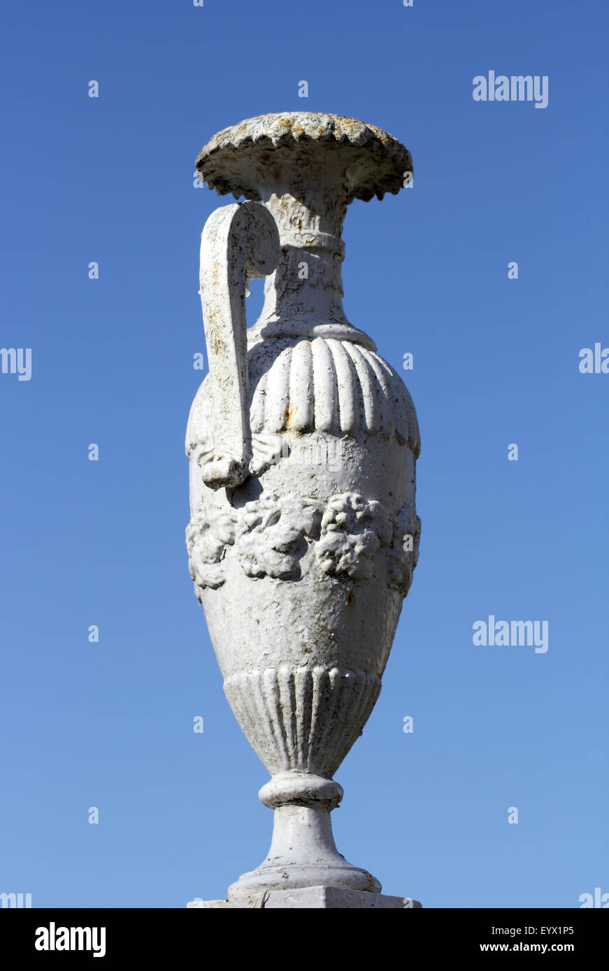 Fonte d'ornement géorgienne amphora couverts dans l'écaillage de la peinture, de l'Irlande. Banque D'Images