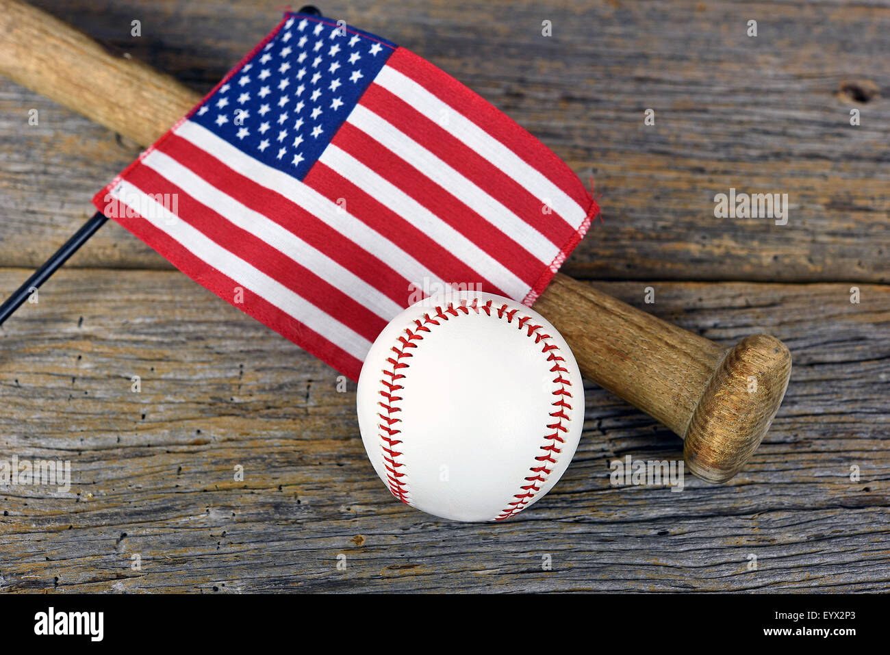 Drapeau américain sur l'ancienne en bois avec batte de baseball baseball blanc sur bois rustique barn. Banque D'Images