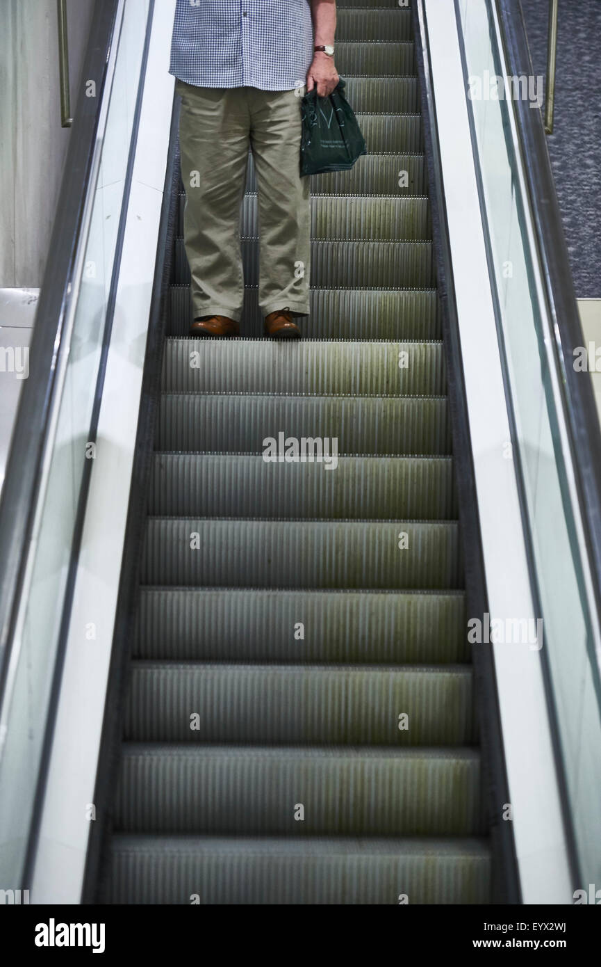Man on escalator Banque D'Images