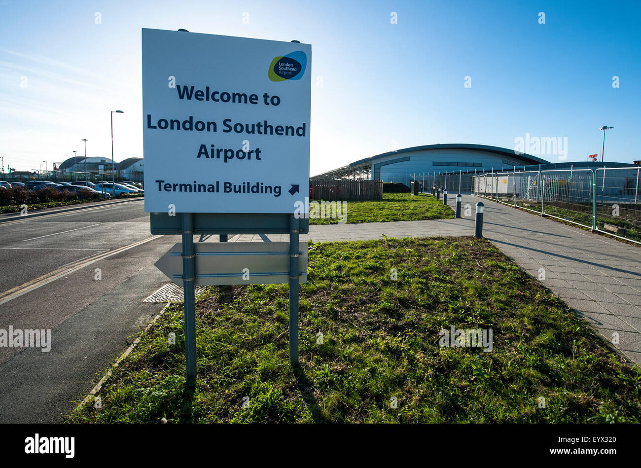 Southend, Essex. L''aéroport de Londres Southend, terminal vue extérieure. Société de transport appartenant à Eddie Stobart Group. Banque D'Images