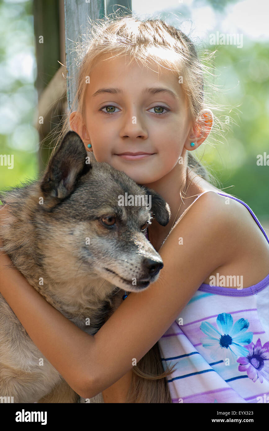 Girl hugging un chien de compagnie Banque D'Images