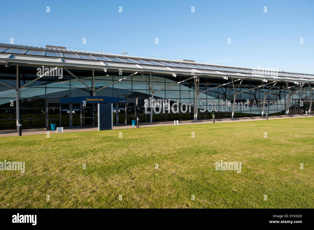 Southend, Essex. L''aéroport de Londres Southend, terminal vue extérieure. Société de transport appartenant à Eddie Stobart Group. Banque D'Images