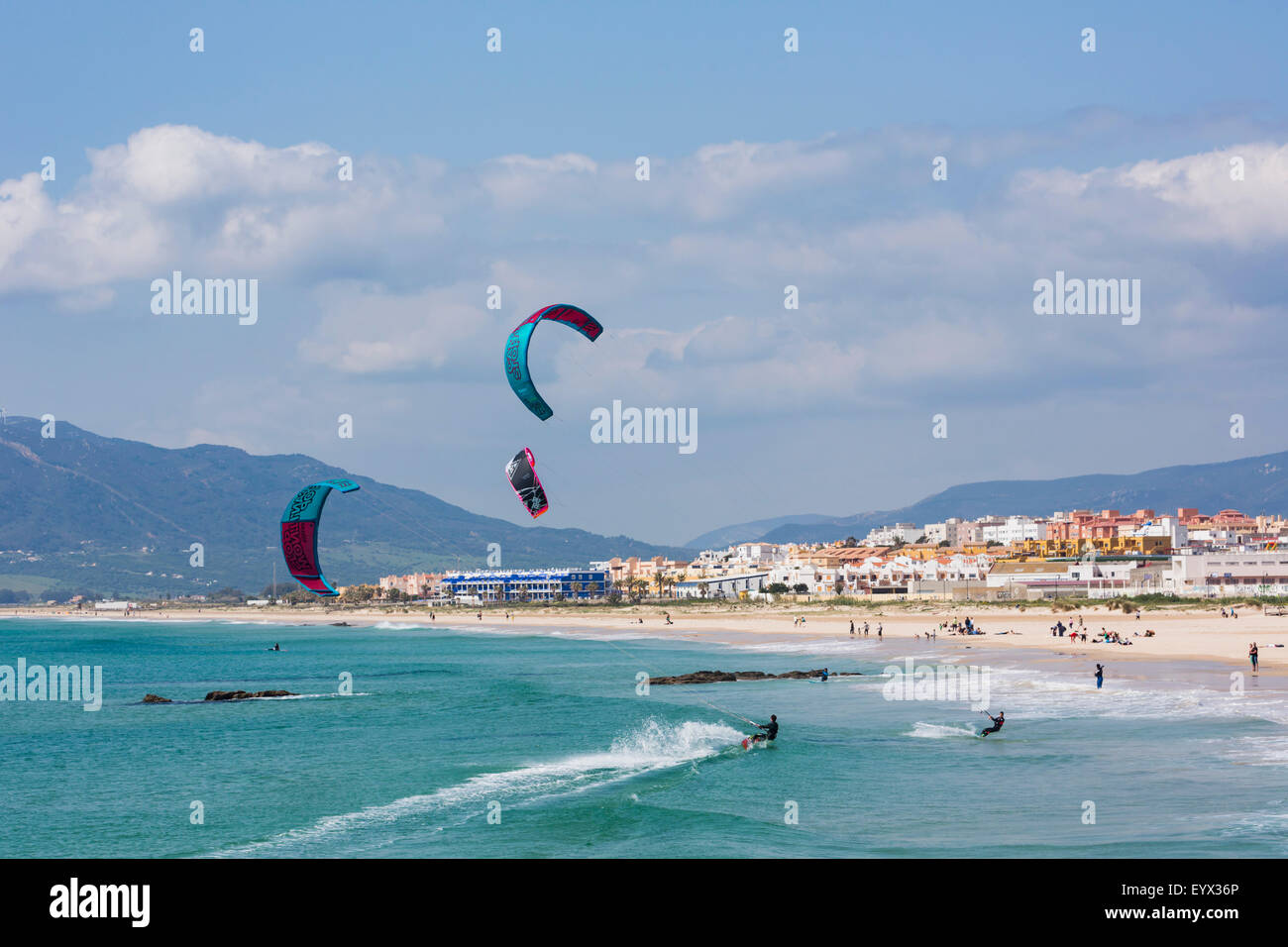 Tarifa, Province de Cadix, Costa de la Luz, Andalousie, Espagne du sud. Le kitesurf au large de Playa de los Lances. Banque D'Images