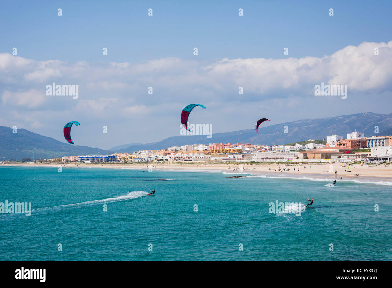 Tarifa, Province de Cadix, Costa de la Luz, Andalousie, Espagne du sud. Le kitesurf au large de Playa de los Lances. Banque D'Images