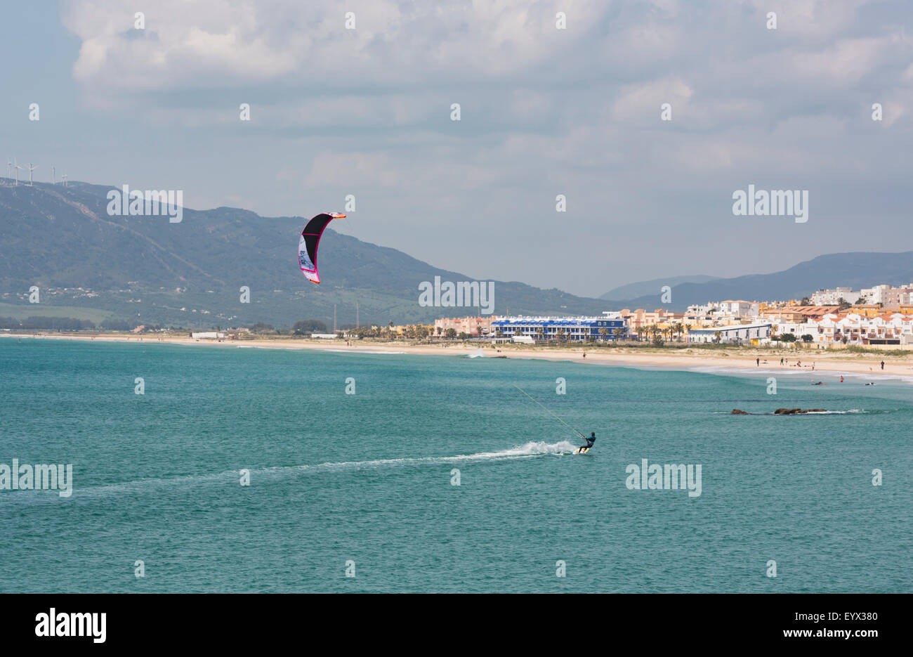 Tarifa, Province de Cadix, Costa de la Luz, Andalousie, Espagne du sud. Le kitesurf au large de Playa de los Lances. Banque D'Images