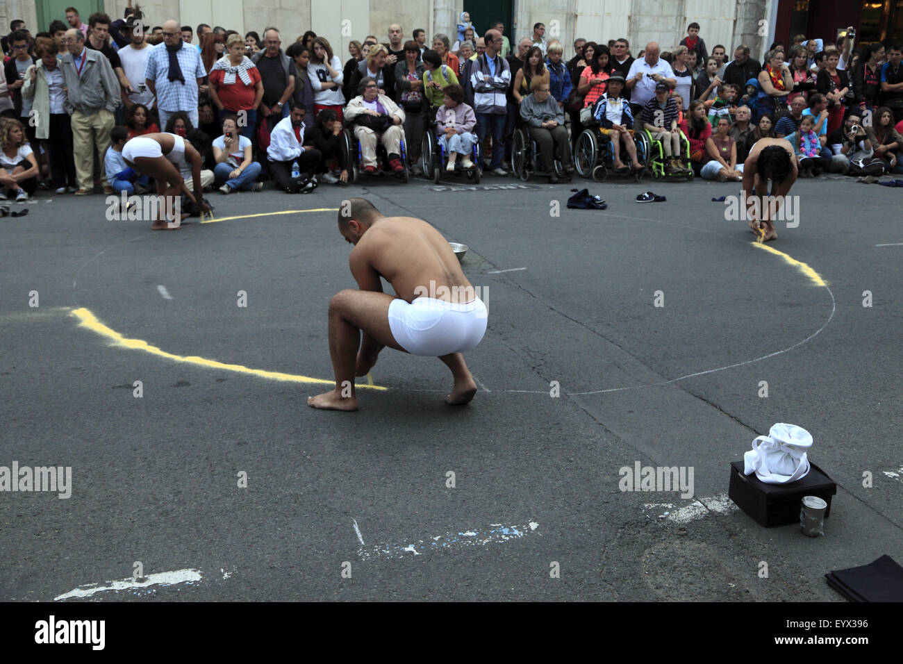Festival des Arts de la rue. L'errance a dansé "Couleur du temps" par la compagnie Artonik de Marseille à Rochefort, France Banque D'Images