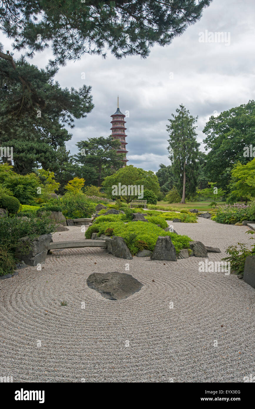 Kew Gardens. Vue du jardin japonais en direction de pagode. Banque D'Images