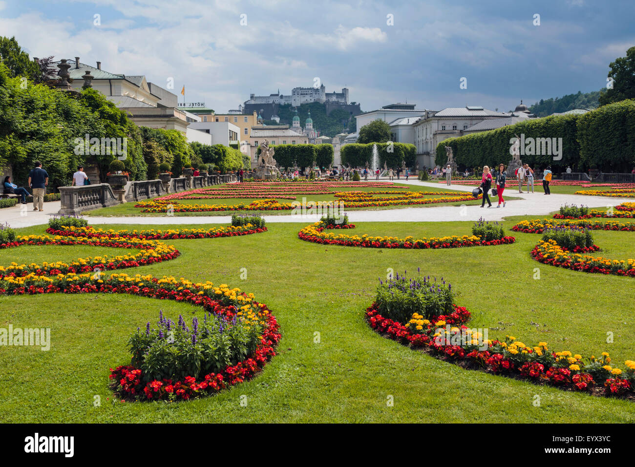 Salzbourg, Salzbourg, Autriche, de l'État. Vue sur les jardins de la Schloss Mirabell à la forteresse de Hohensalzburg. Banque D'Images