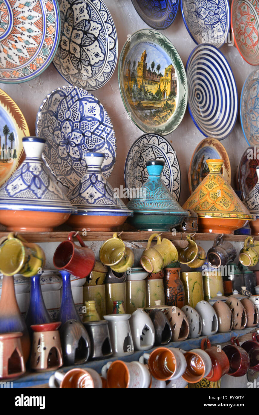 La céramique colorée à vendre dans la médina de Marrakech, Maroc Photo  Stock - Alamy