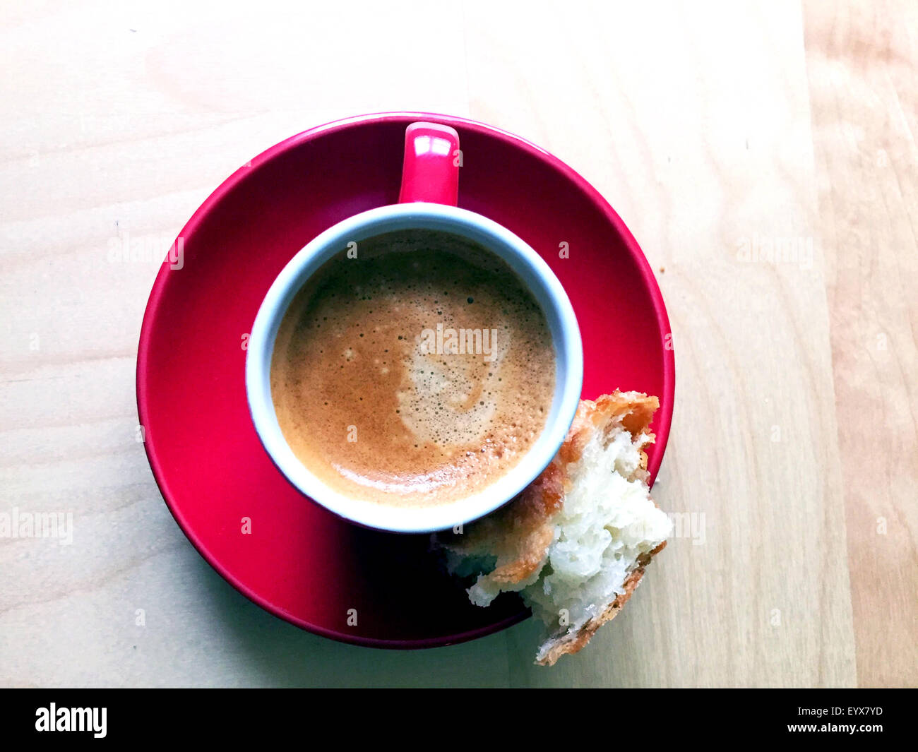 Un seul coup de l'espresso avec un morceau de croissant au beurre. Banque D'Images