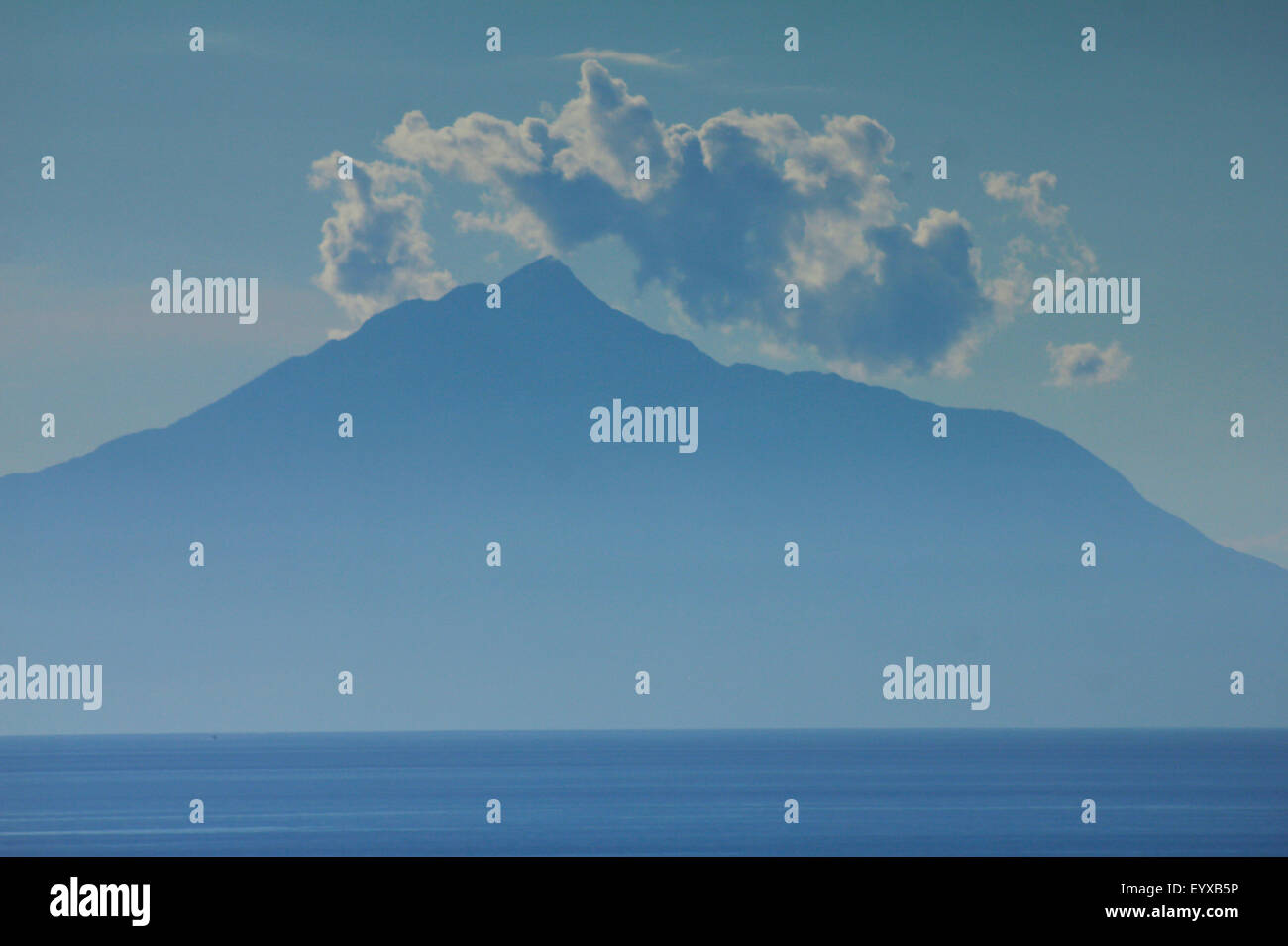Silhouette de mt. Athos (péninsule de Chalcidique) vue depuis la baie Avlonas, Porto Myrina Palace hotel, île de Lemnos, en Grèce. Banque D'Images