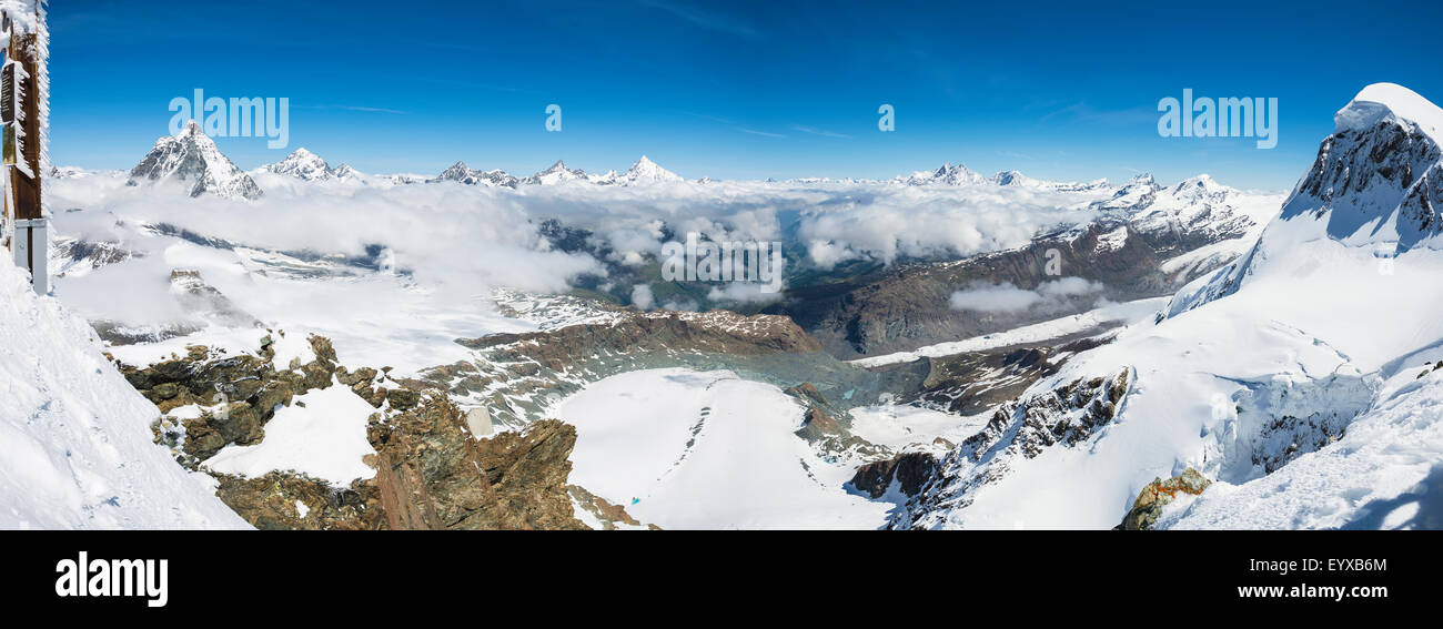 Vue panoramique à partir de la plate-forme panoramique au sommet de la Matterhorn Glacier Paradise avec le Matterhorn et Breithorn. Banque D'Images
