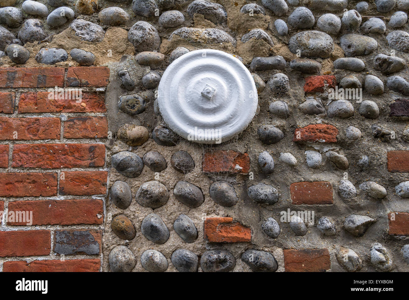 Plaques de support sur un mur en brique, pierre et silex en bâtiment Thornham, North Norfolk, Angleterre Banque D'Images