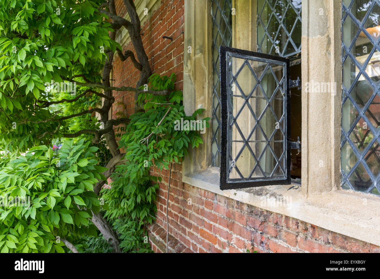 Ouvrez la fenêtre au plomb monté dans un bâti en pierre. Banque D'Images Ouvrez la fenêtre au plomb monté dans un bâti en pierre. Banque D'Images
