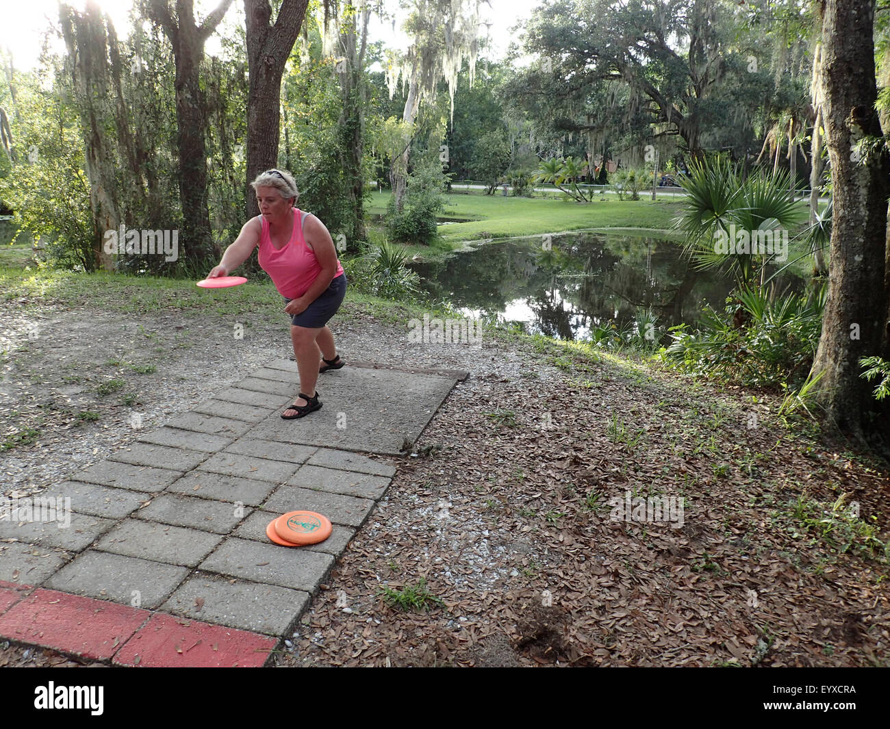 Femme jouant de disc golf. Banque D'Images