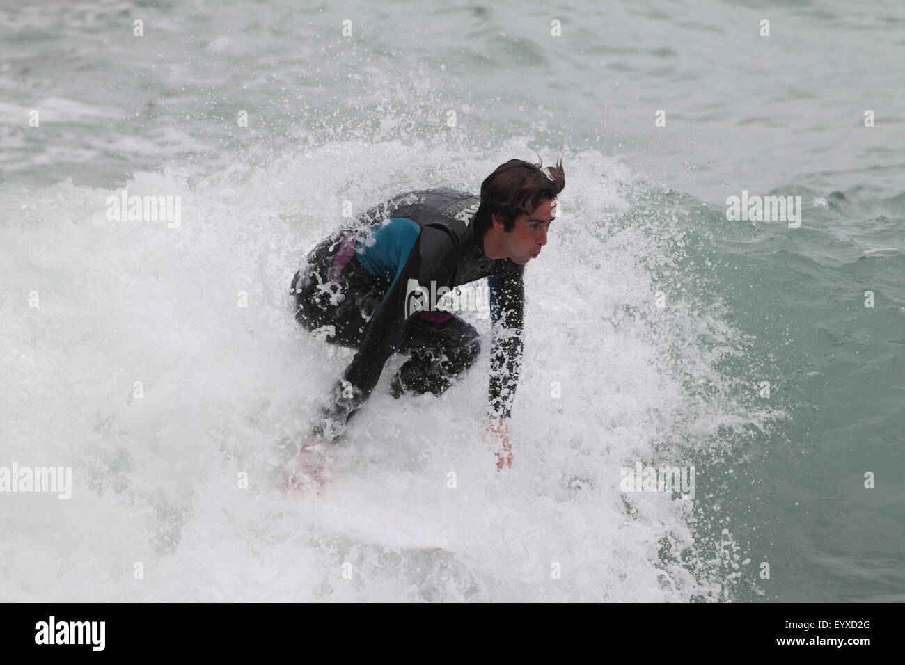 Plage de Towan, Newquay, Cornwall, UK. Le 4 août 2015. Surf lourd attire un grand nombre de surfeurs de tous âges à plage de Towan. Credit : Nicholas Burningham/Alamy Live News Banque D'Images