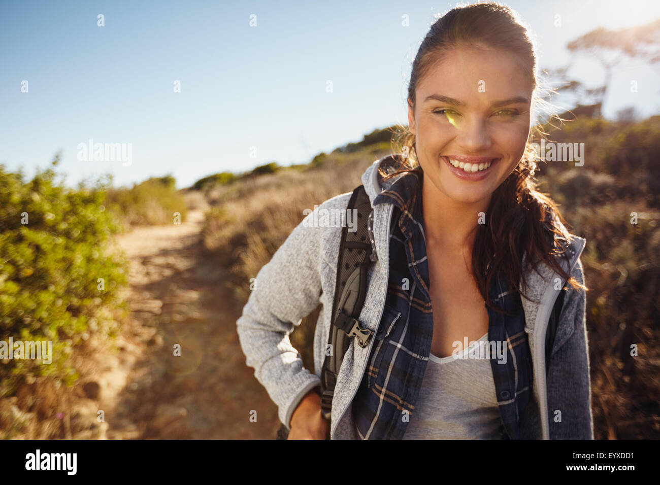 Randonnée randonneur dans la nature. Young woman smiling durant la randonnée. Portrait modèle féminin à l'extérieur sur la randonnée à la recherche à l'appareil photo. Profitant de somme Banque D'Images