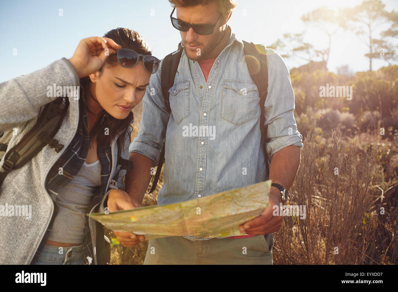 Les randonneurs à la recherche à la carte. Navigation couple ensemble au cours de randonnée voyage à l'extérieur dans la campagne. Banque D'Images