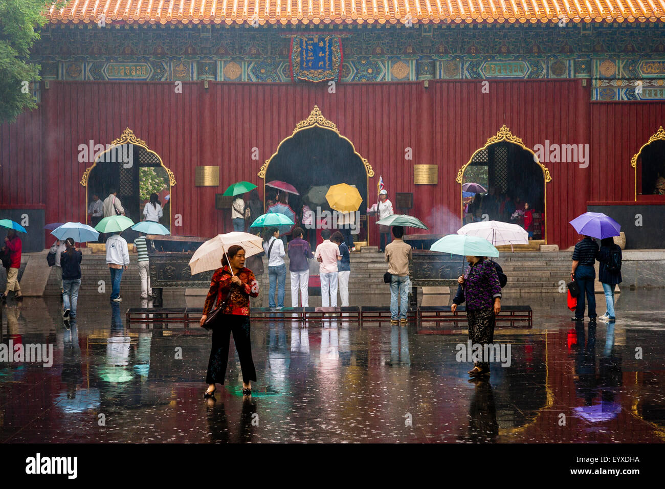 Les bouddhistes au temple des lamas (Yong Il Gong) Beijing, Chine Banque D'Images