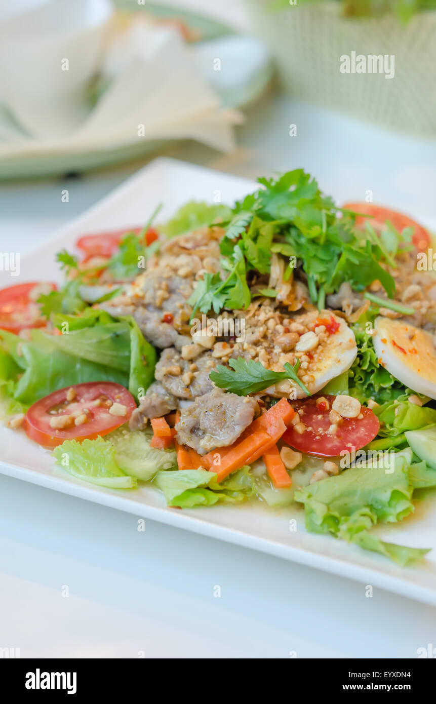 Salade épicée avec œuf , le porc et légumes frais Banque D'Images