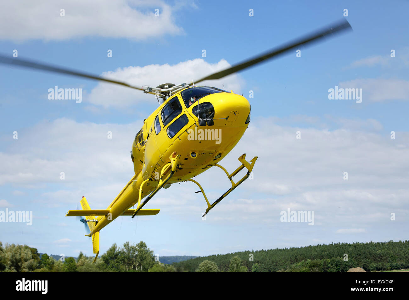 Hélicoptère de sauvetage par hélicoptère, dans l'air tout en volant. Tous les logos et le texte supprimé. Banque D'Images