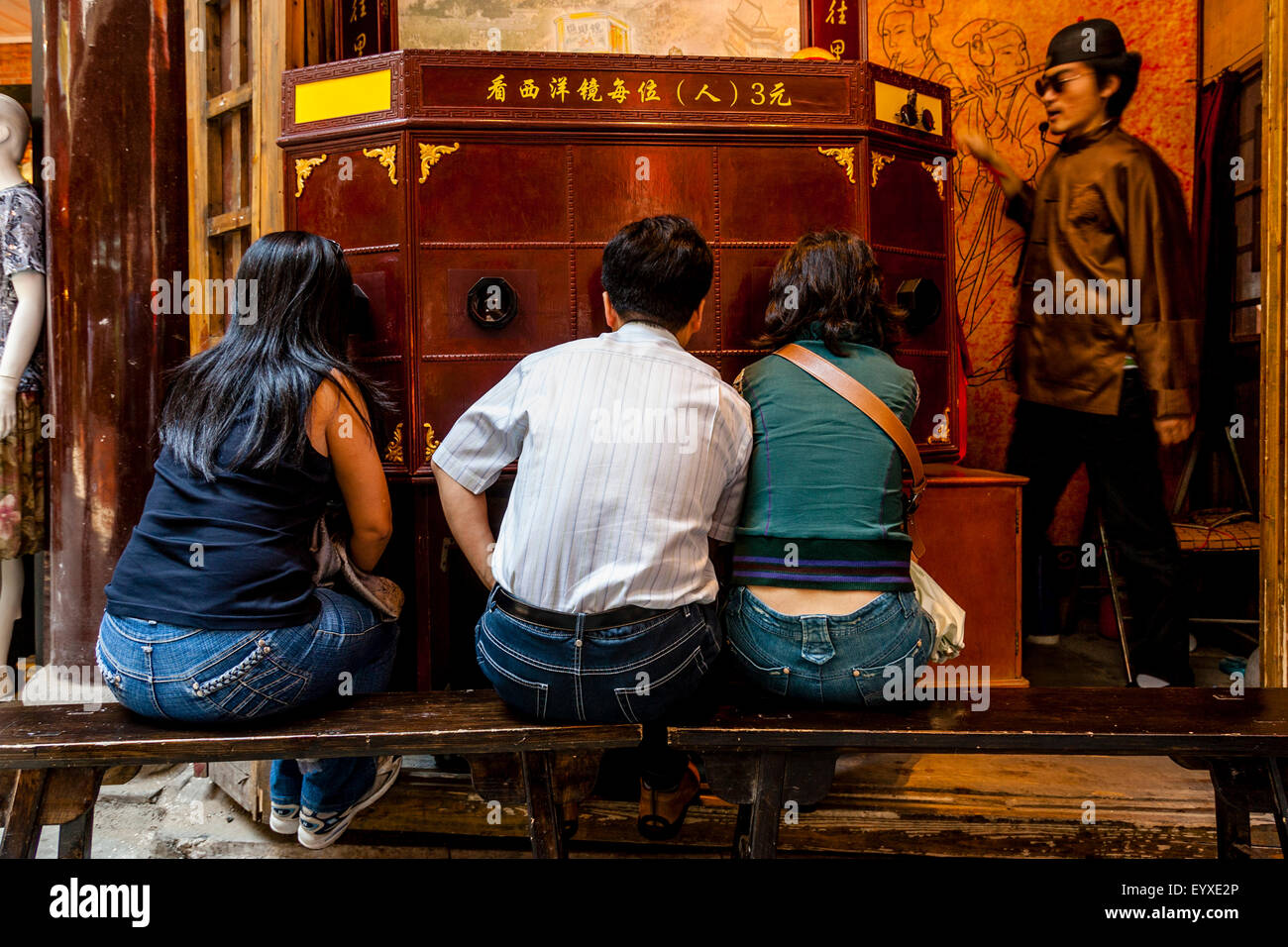 Les gens regardent un peep-show traditionnel chinois, le vieux Shanghai, Shanghai, Chine Banque D'Images