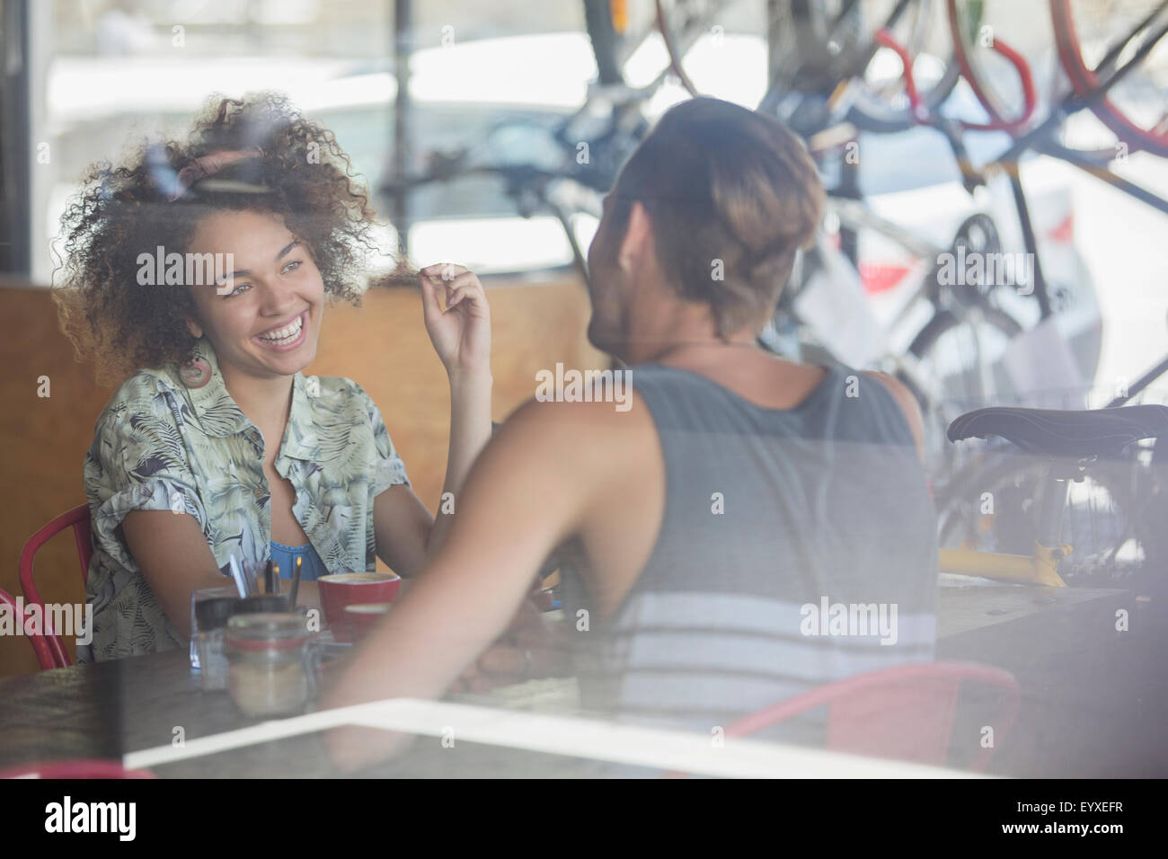 Couple talking at cafe table Banque D'Images