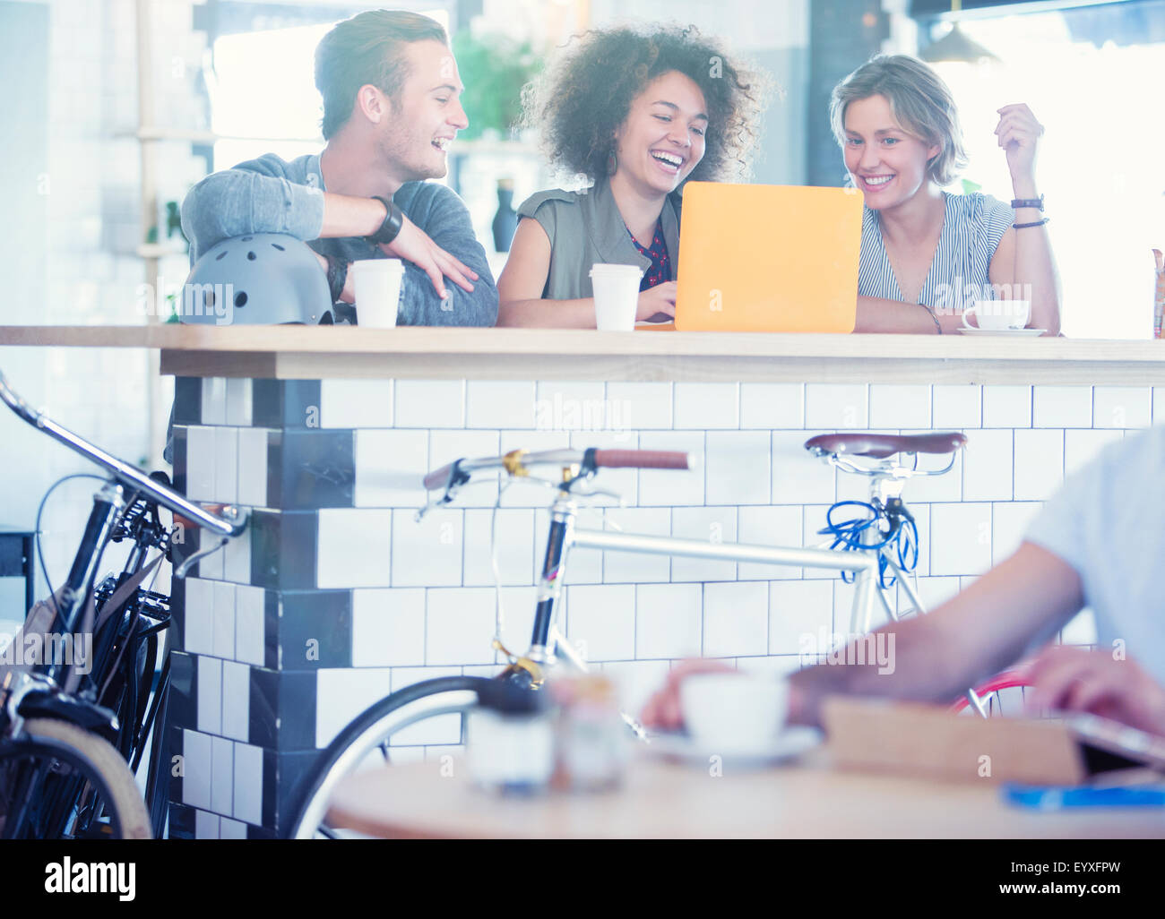 Le partage d'amis au café bar portable Banque D'Images