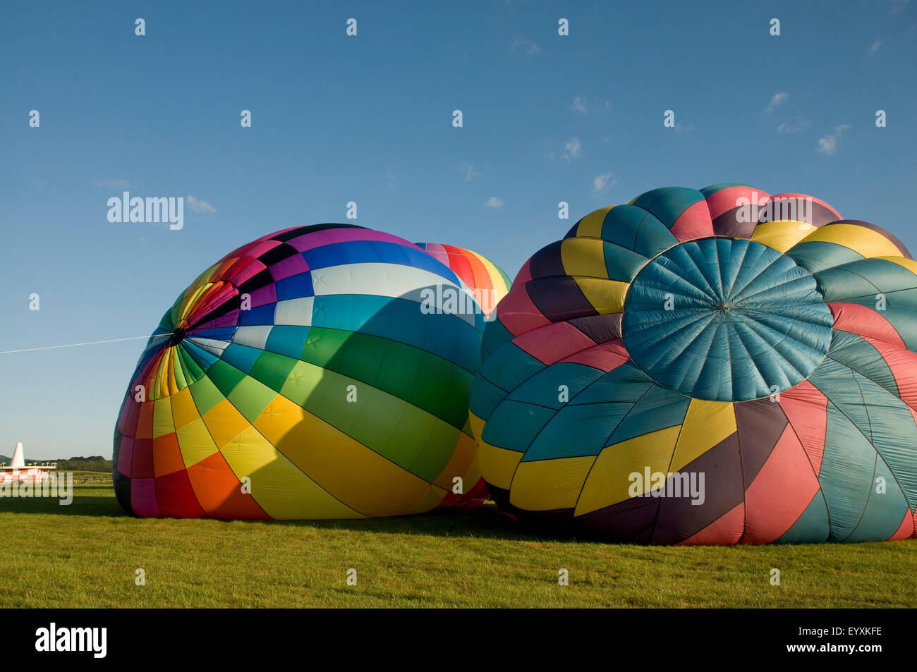 Deux ballons à air du gonflage au sol Banque D'Images
