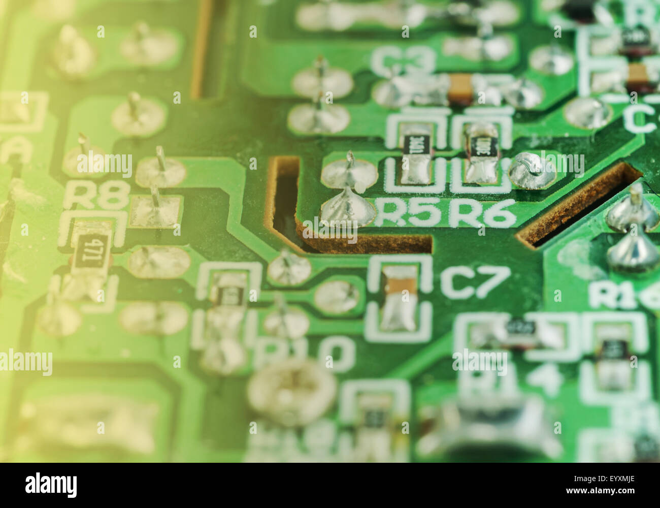 Libre d'une carte de circuits imprimés électroniques broken avec de nombreux équipements électriques Banque D'Images