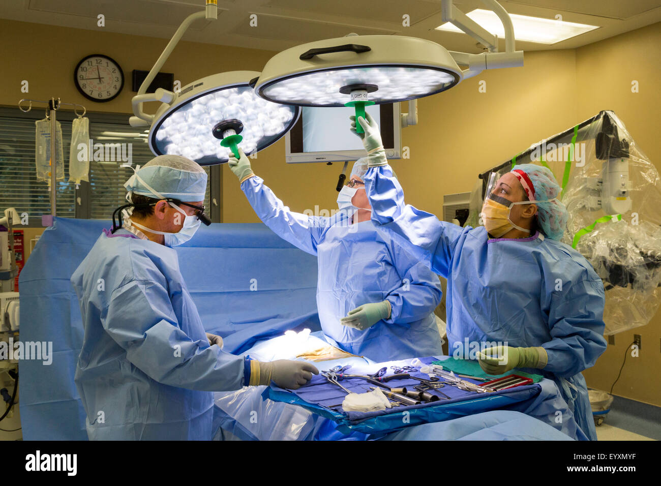 Englewood, Colorado - Le Dr Paul Elliott (à gauche) et son équipe chirurgicale se prépare à effectuer une chirurgie lombaire. Banque D'Images