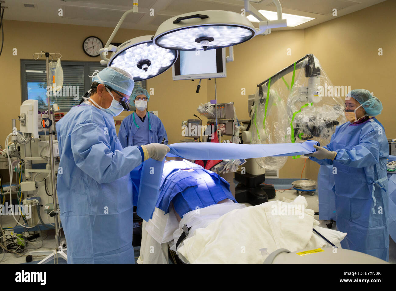 Englewood, Colorado - Le Dr Paul Elliott (à gauche) et son équipe chirurgicale se préparent à effectuer une chirurgie lombaire. Banque D'Images