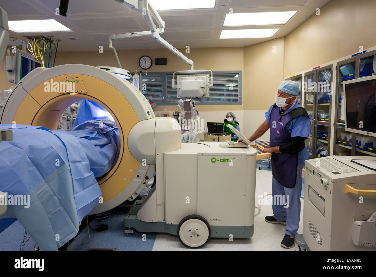 Englewood, Colorado - une machine à scanner, le Stealth O-arm navigation rachidienne, est utilisé pour obtenir avant d'imagerie chirurgie de la colonne vertébrale. Banque D'Images
