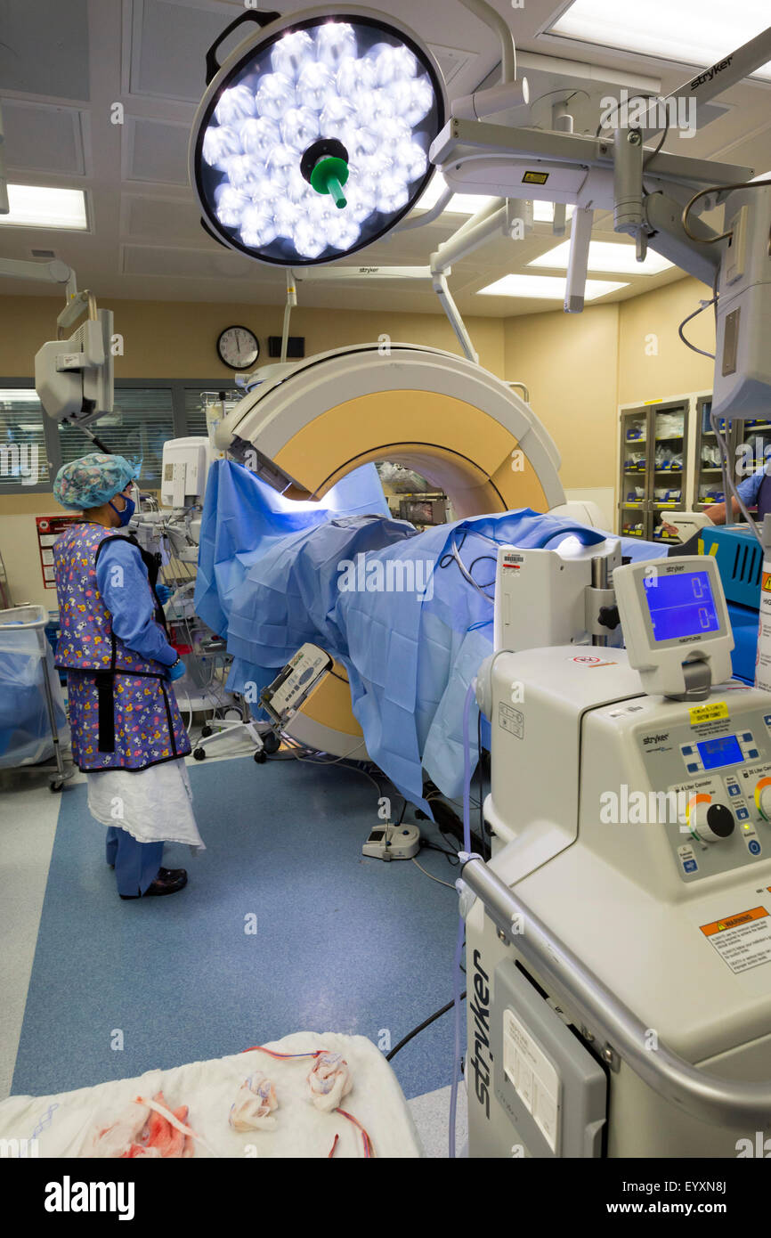 Englewood, Colorado - une machine à scanner, le Stealth O-arm navigation rachidienne, est utilisé pour obtenir avant d'imagerie chirurgie de la colonne vertébrale. Banque D'Images