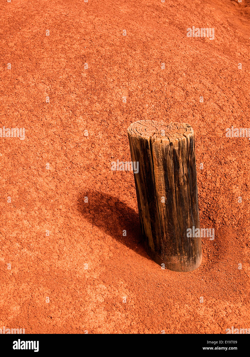 Bois Post sur sol volcanique rouge Banque D'Images