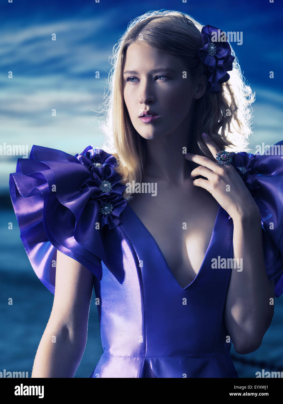 Licence et imprimés sur MaximImages.com - Portrait de beauté d'une jeune belle femme blonde portant une robe de soirée bleue à l'extérieur Banque D'Images