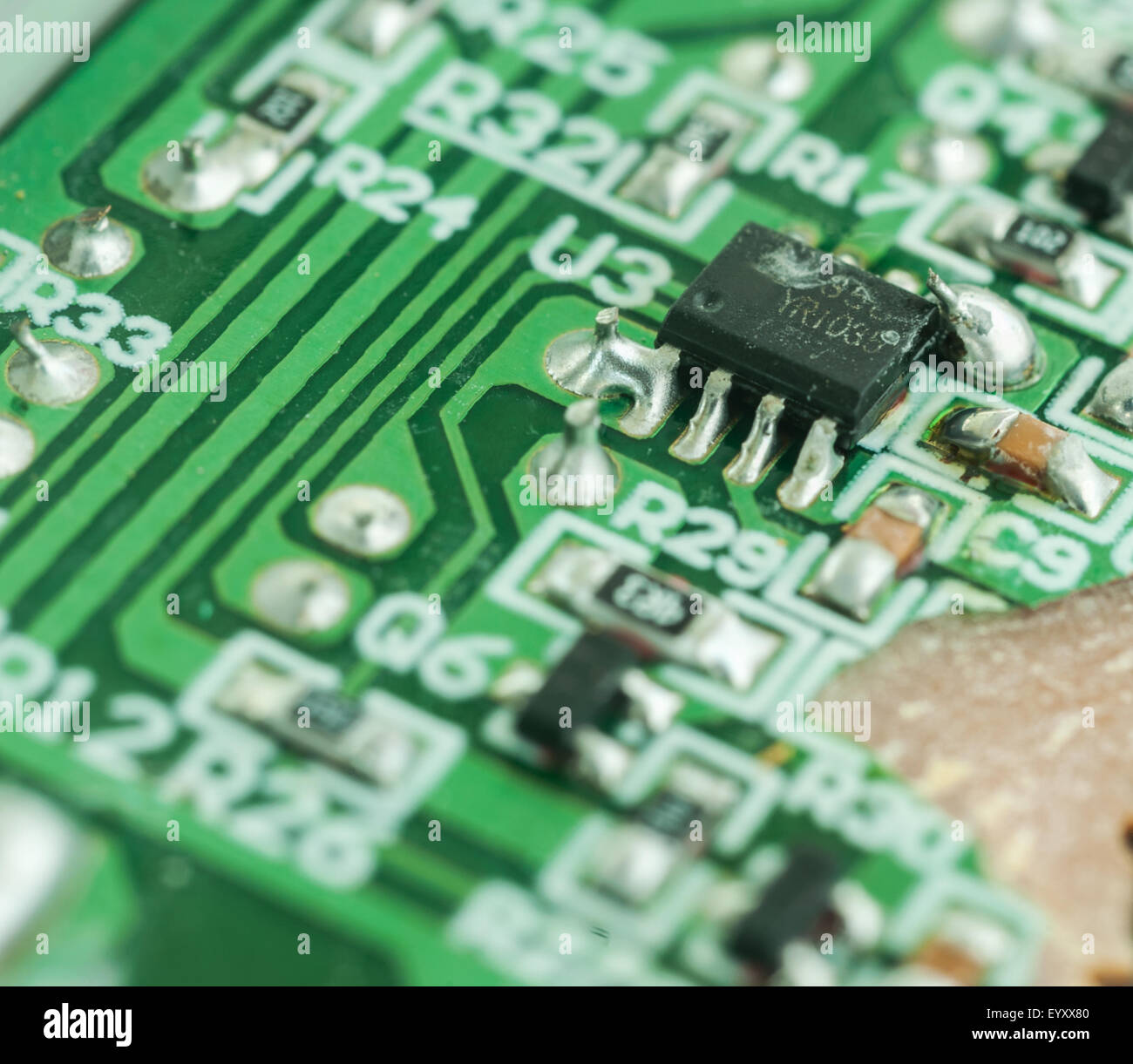 Libre d'une carte de circuits imprimés électroniques broken avec de nombreux équipements électriques Banque D'Images