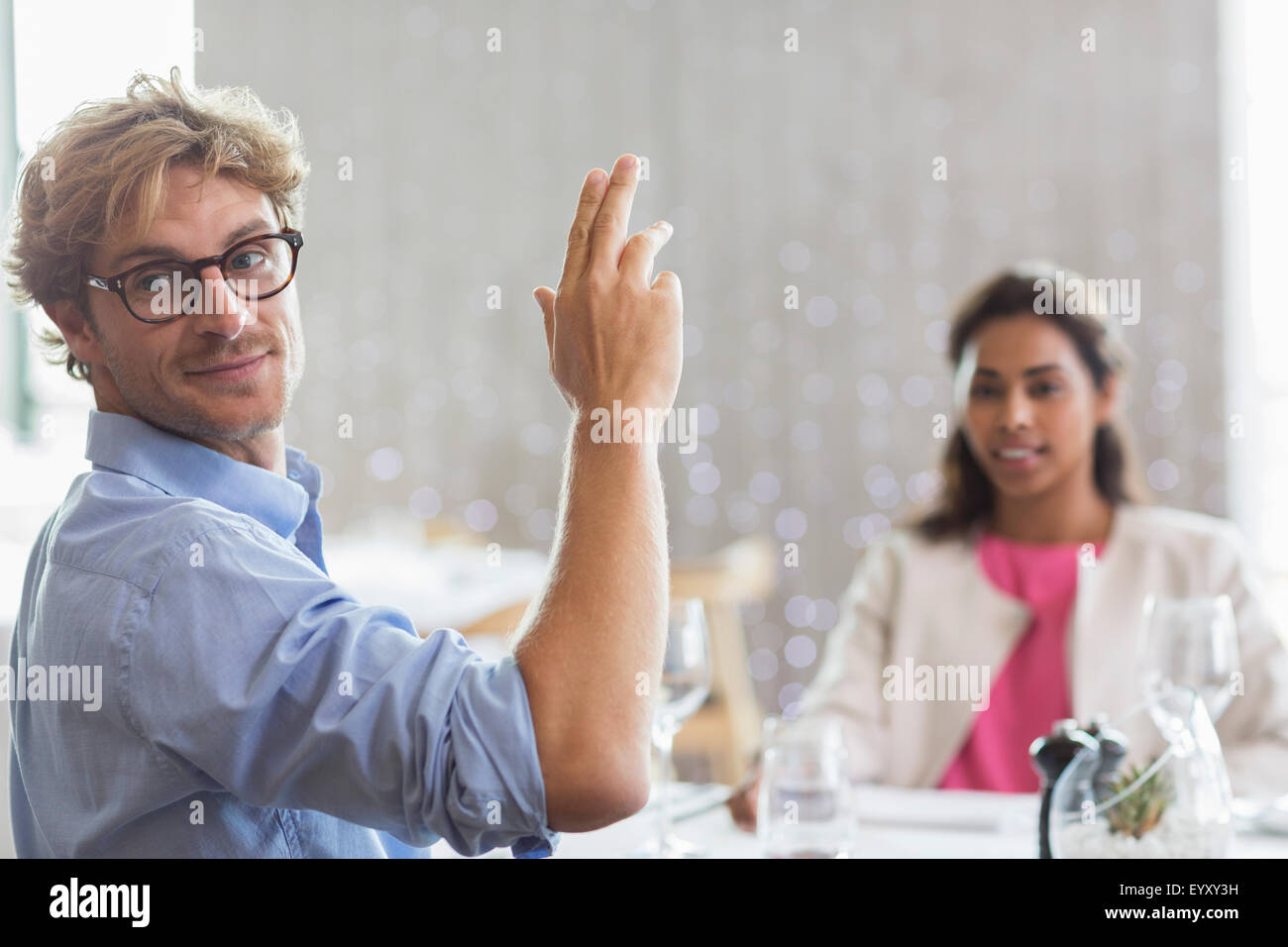 Man gesturing pour le service à table au restaurant Banque D'Images