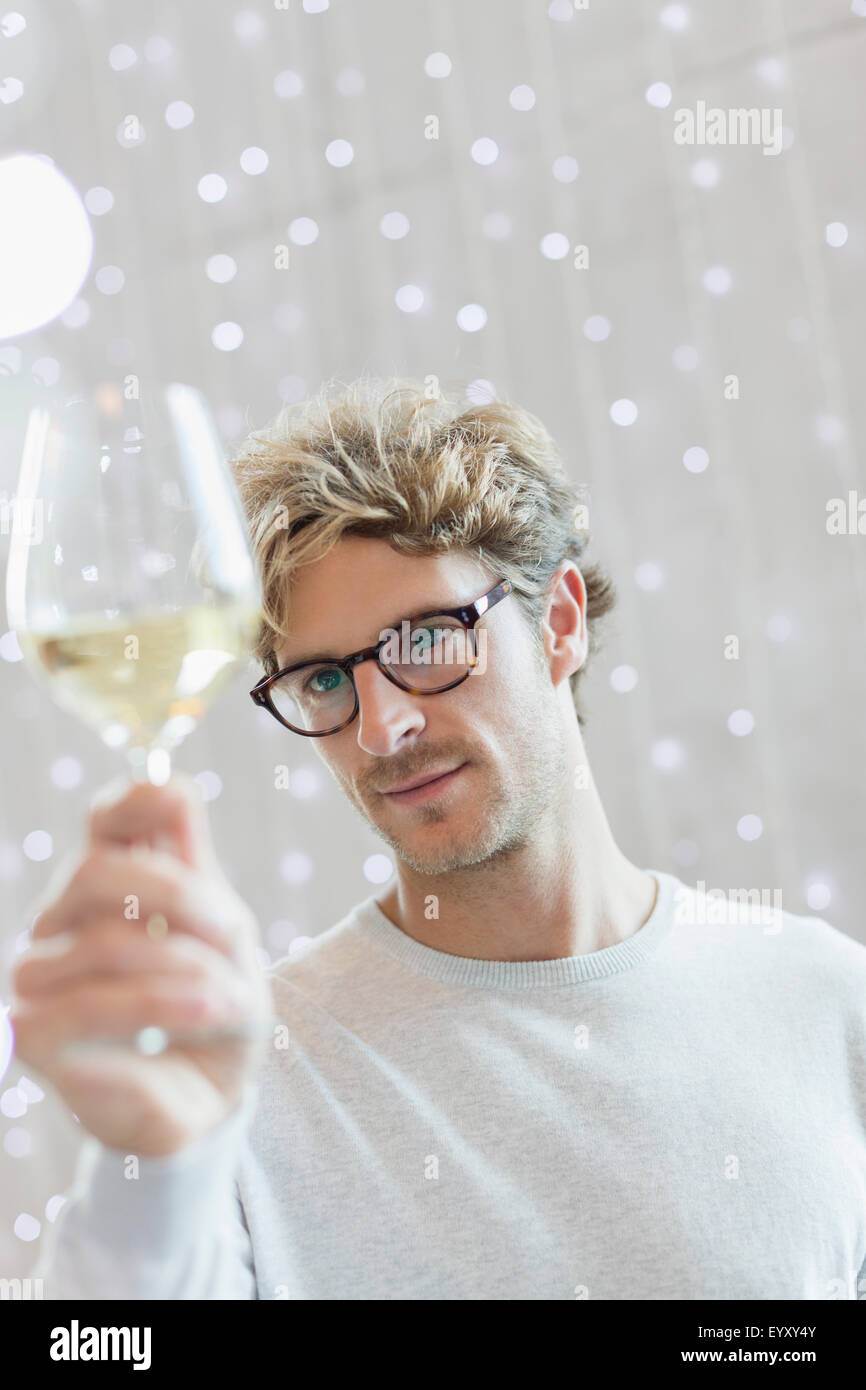 Close up man examinant le vin blanc Banque D'Images