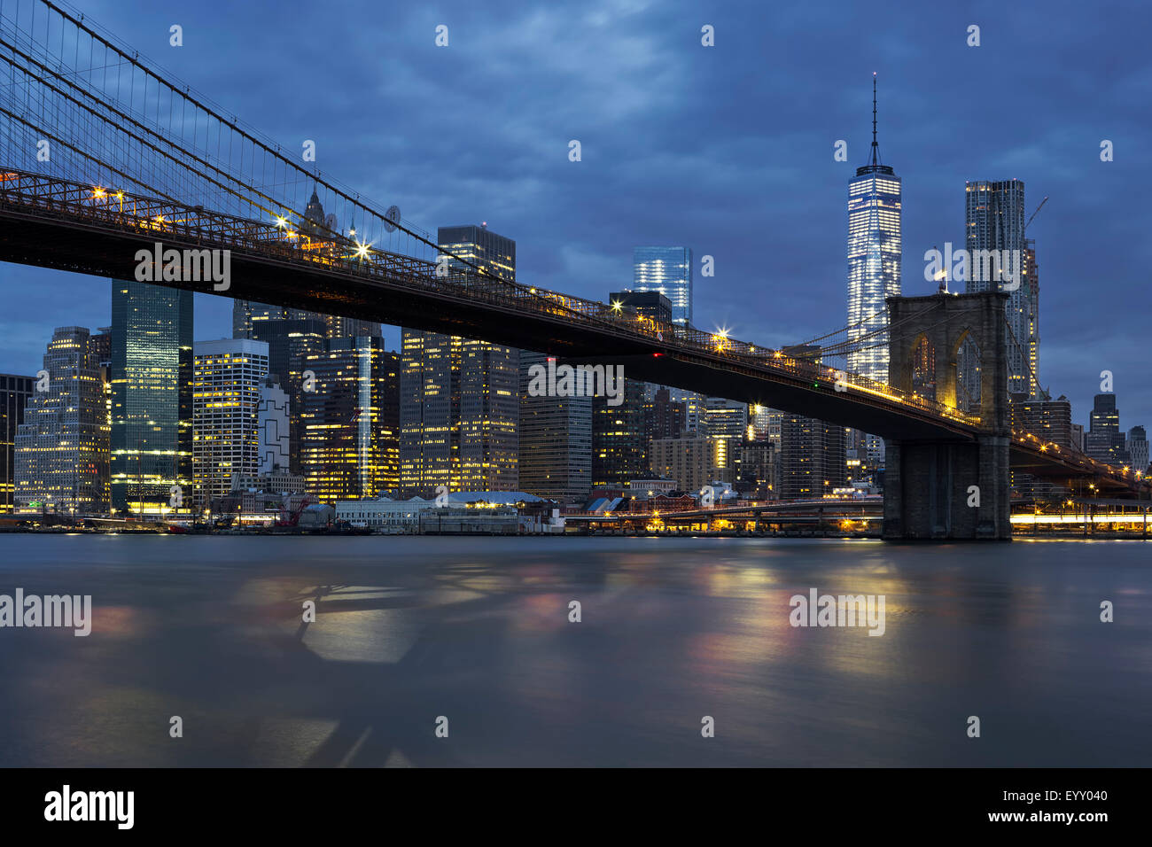 Vue sur New York City Manhattan Midtown au crépuscule avec pont de Brooklyn. Banque D'Images