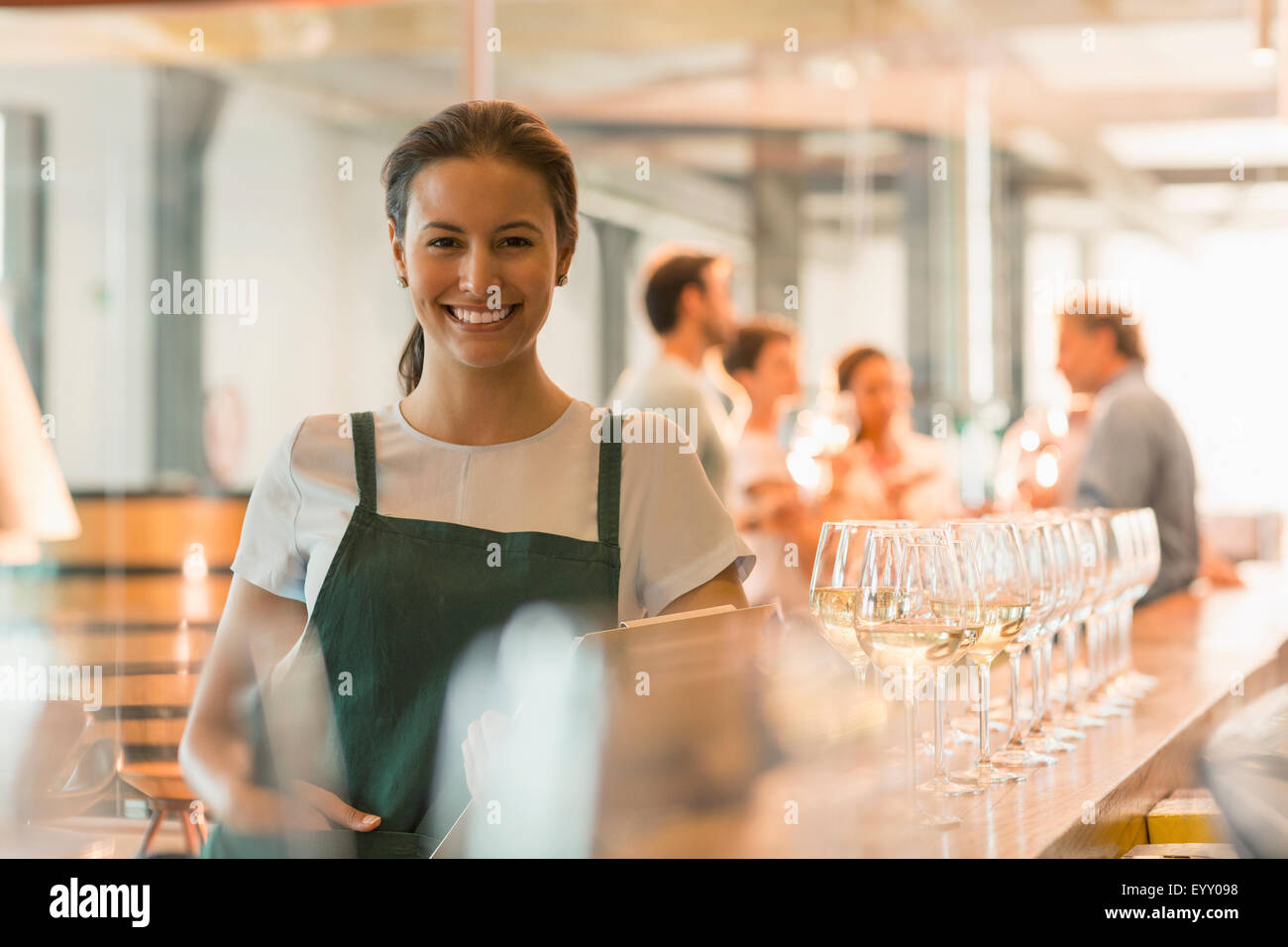Portrait smiling winery travailleur salle de dégustation Banque D'Images