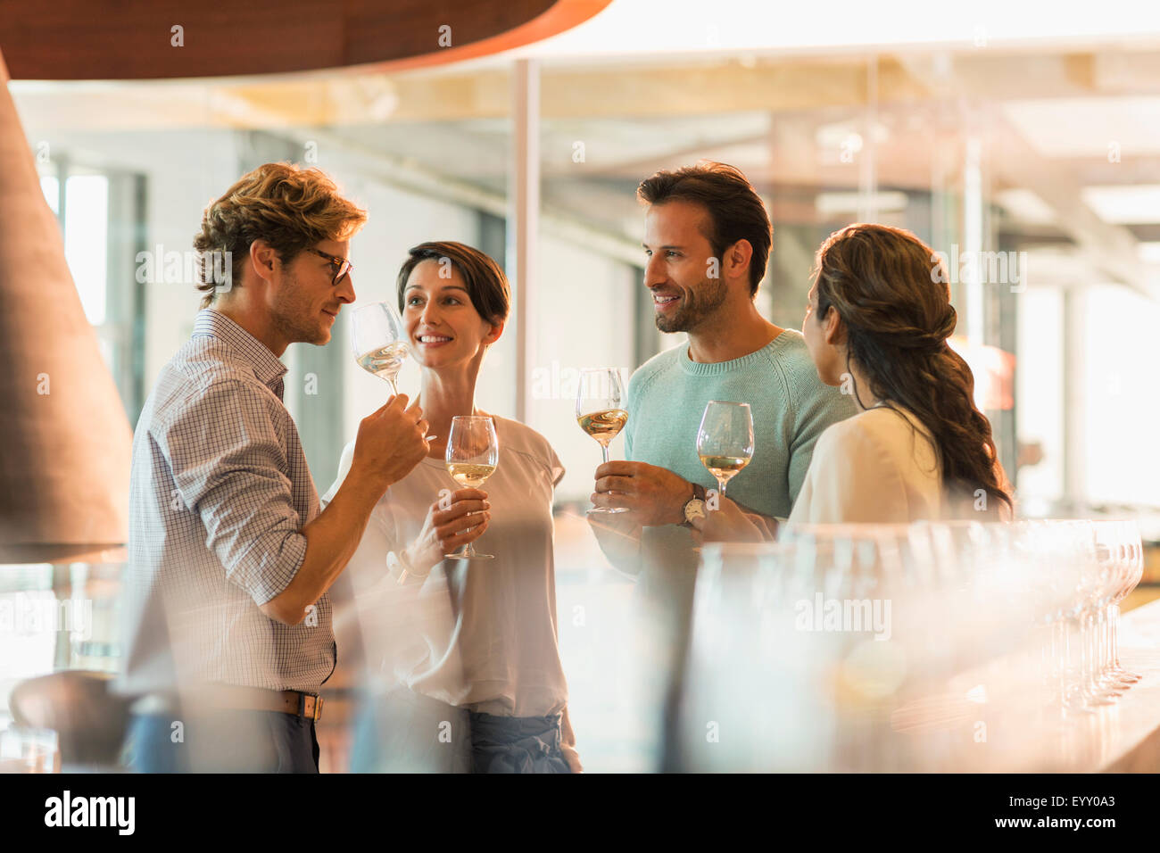 Dégustation de vin blanc d'amis dans la salle de dégustation de vin Banque D'Images