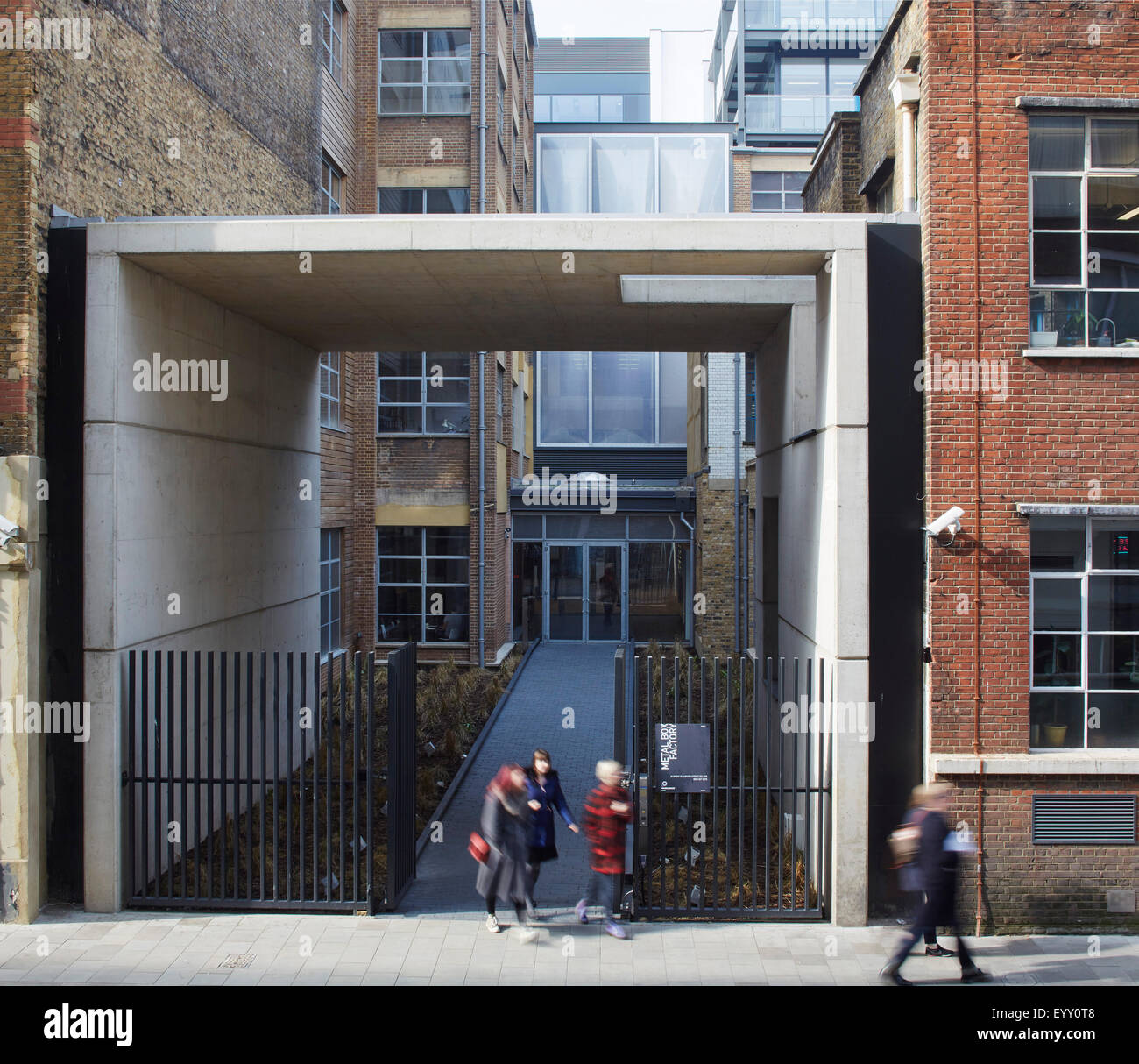 Élévation avant d'entrée en béton cube. La boîte de métal, Londres, Royaume-Uni. Architecte : Pringle Richards Sharratt Ltd, 2015 Banque D'Images
