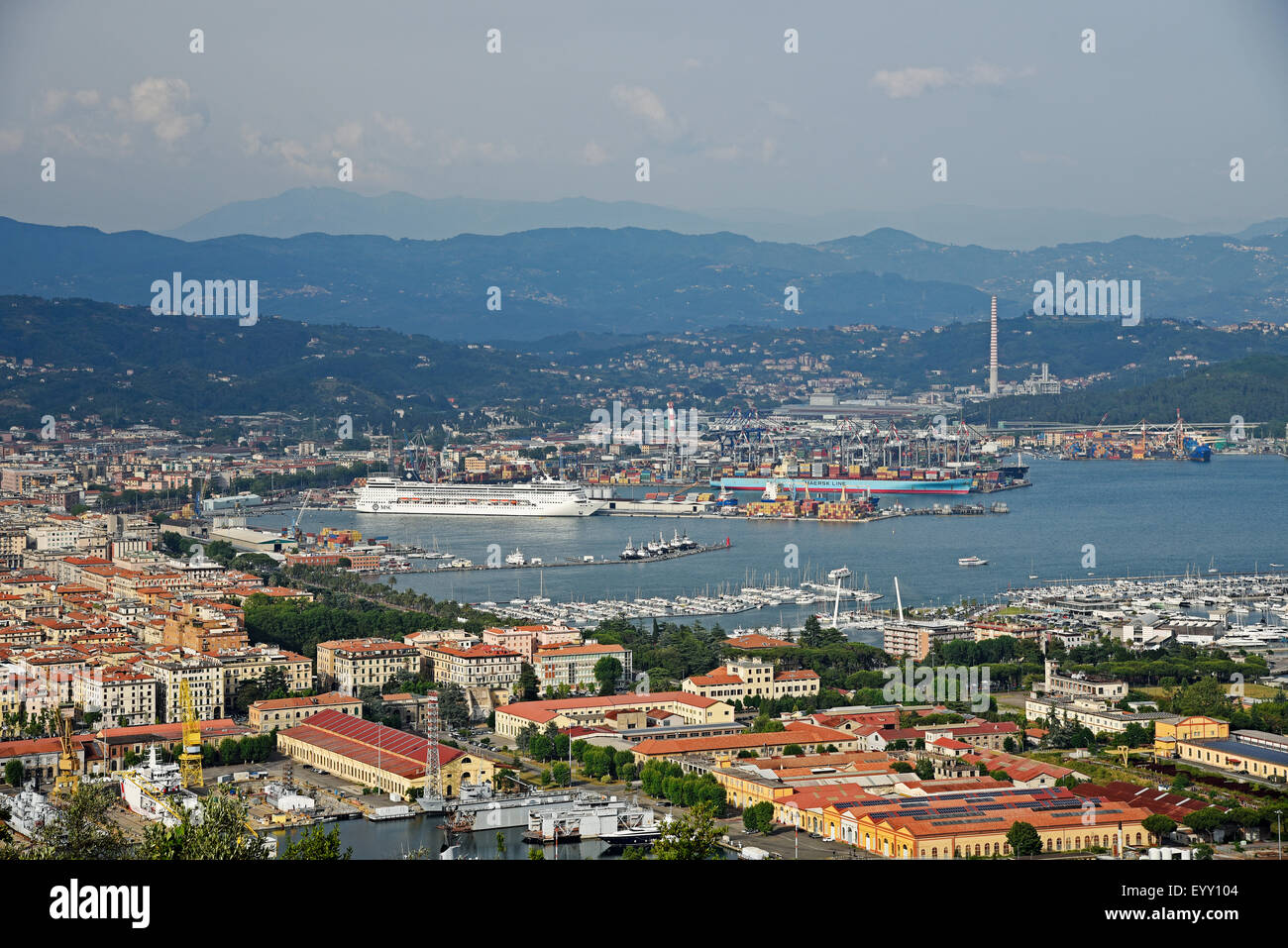 Vue sur le port avec bateau de croisière et port de porte-conteneurs, La Spezia, ligurie, italie Banque D'Images