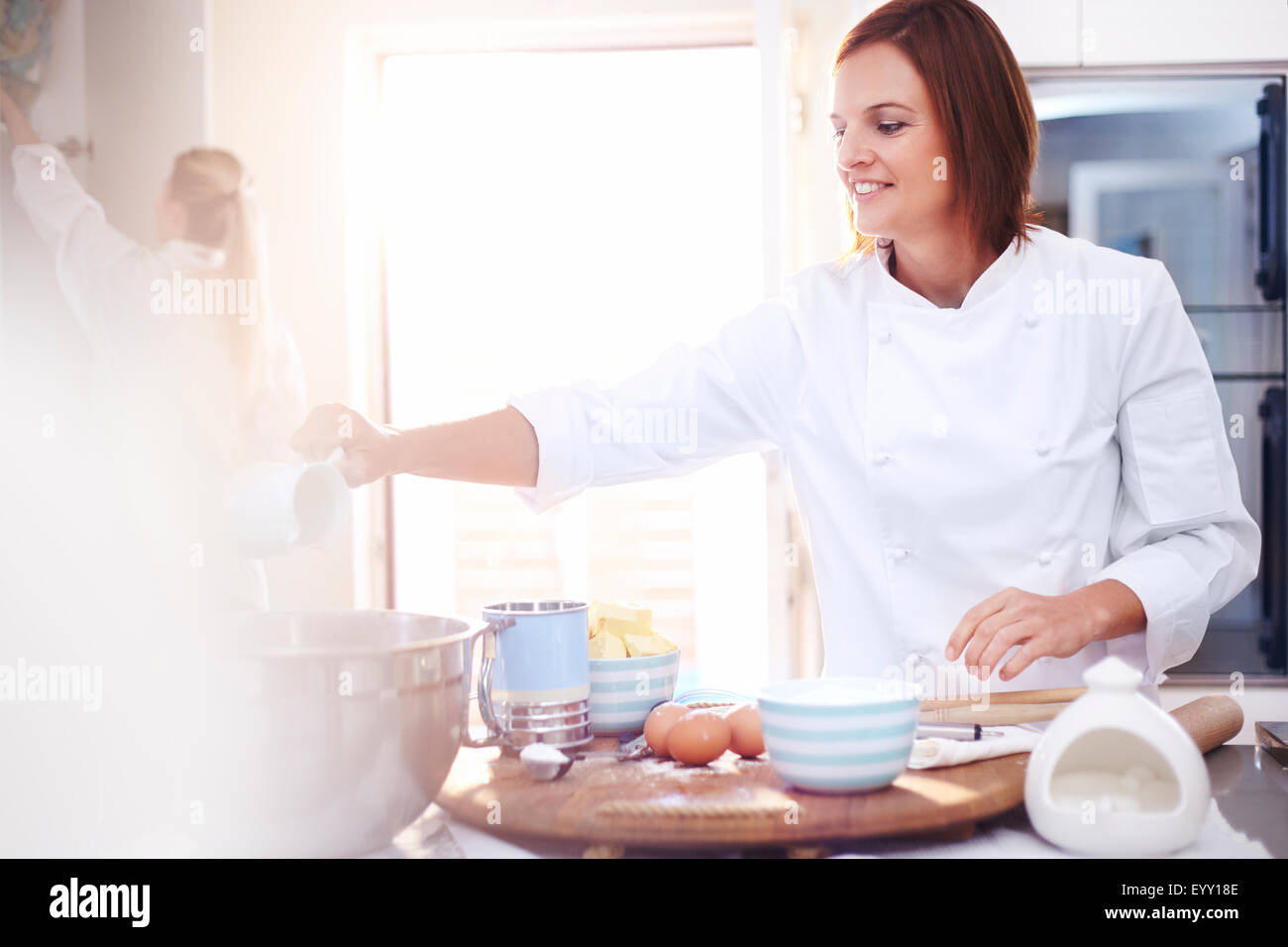 Chef baking in kitchen Banque D'Images