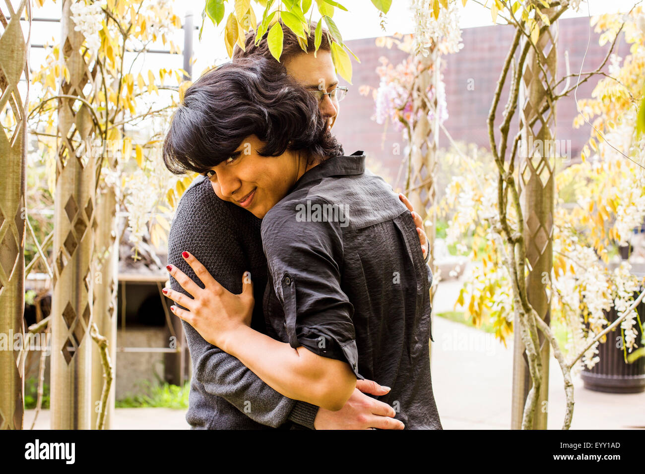 Smiling couple hugging in park Banque D'Images