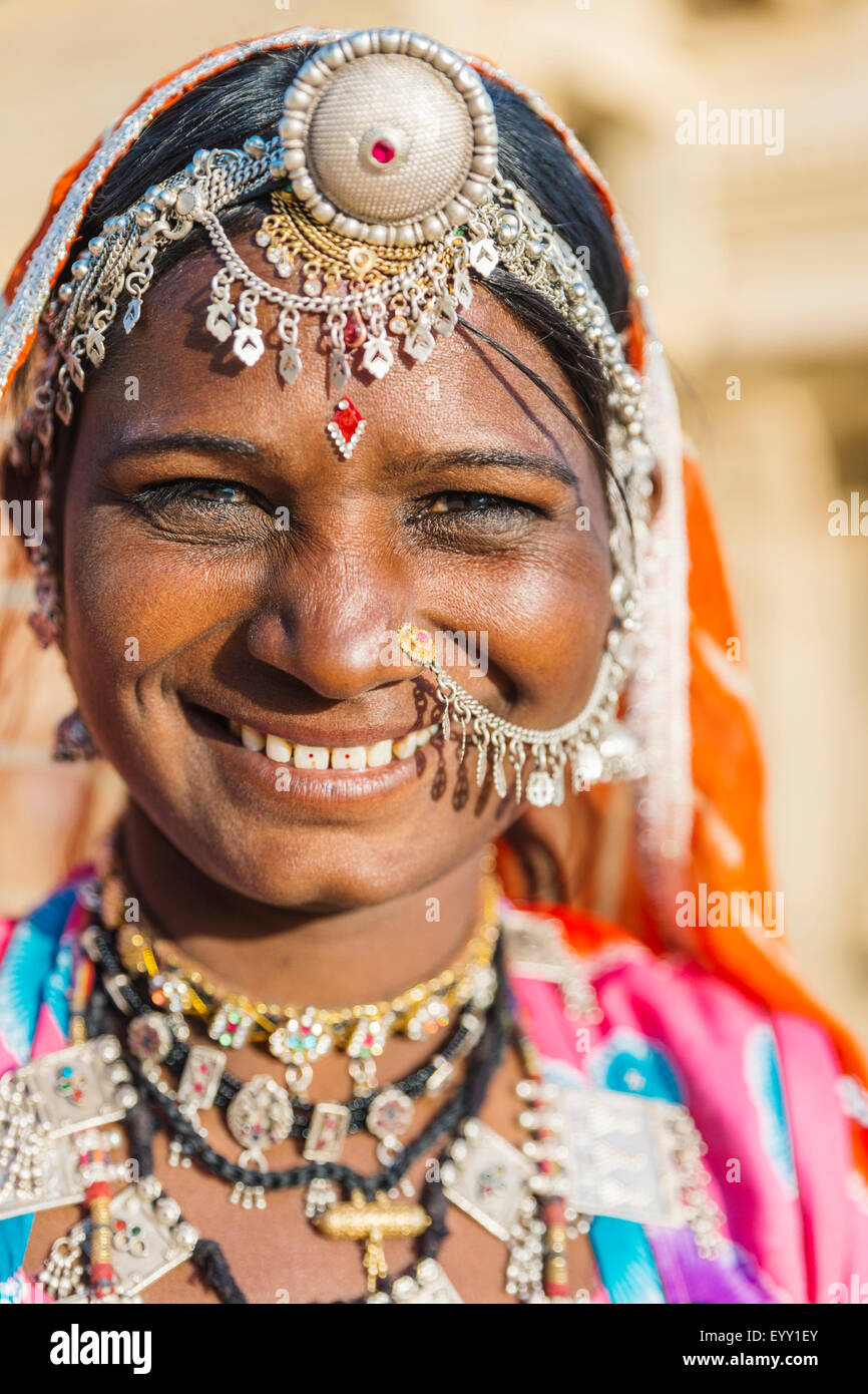 Smiling woman wearing bijoux traditionnels Banque D'Images