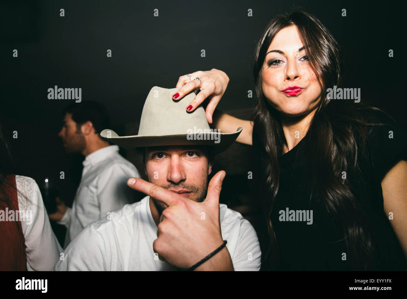 Les amis de sourire et de jouer en boite Banque D'Images